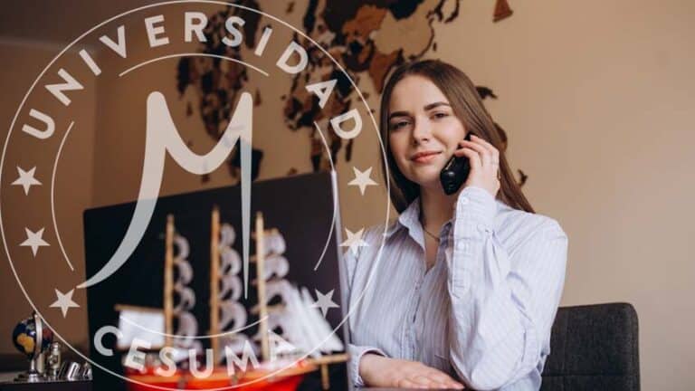 Joven consultora de agencia de viajes en llamada telefónica