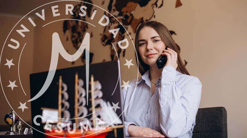 Joven consultora de agencia de viajes en llamada telefónica Joven consultora de agencia de viajes en llamada telefónica