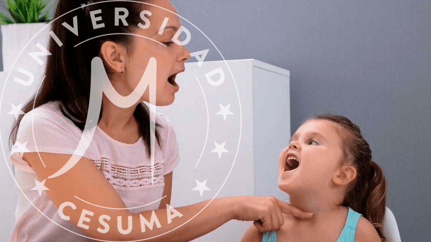 Logopeda mostrando ejercicios a Logopeda mostrando ejercicios a