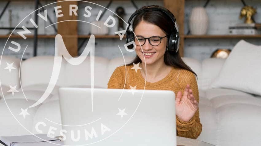 Mujer en videoconferencia