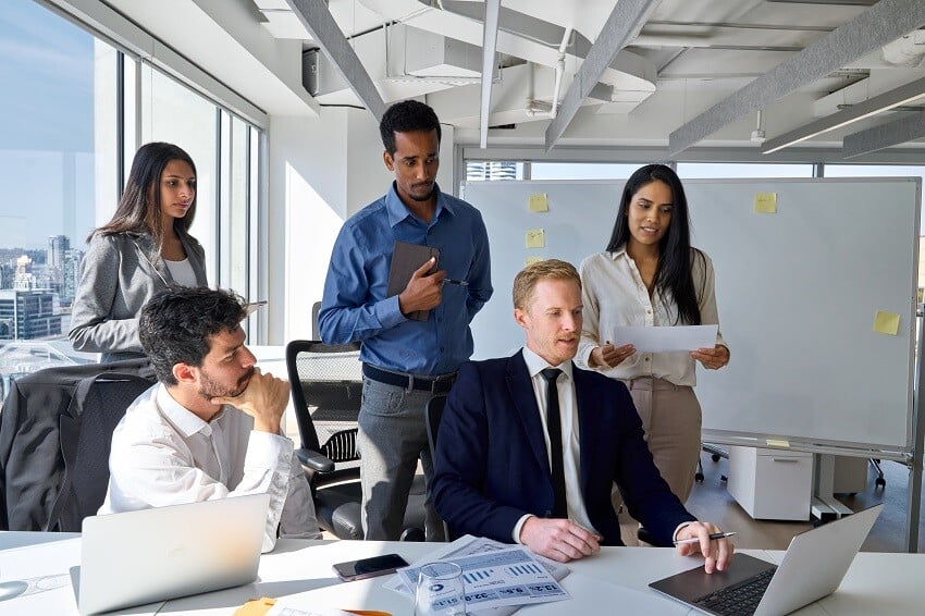 Maestrías y MBA Personas-del-equipo-de-negocios-internacionales-que-trabajan-en-la-sala-de-reuniones ¿Qué habilidades debe desarrollar un consultor de comercio internacional?  