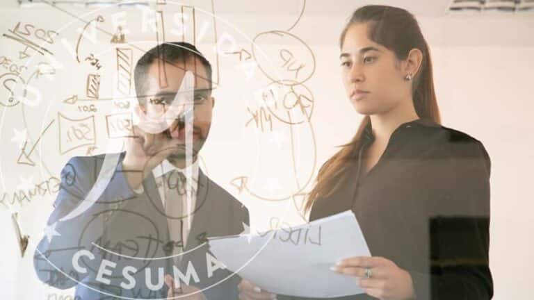 administrador-escribiendo-sobre-placa-vidrio-colega-femenina-que-sostiene-documento