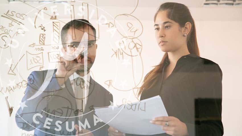 administrador-escribiendo-sobre-placa-vidrio-colega-femenina-que-sostiene-documento