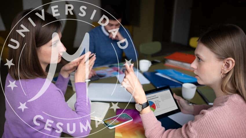 chica explicando un tema a compañera, con profesor de fondo chica explicando un tema a compañera, con profesor de fondo