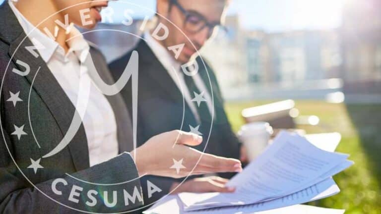 colega señalando en el contrato