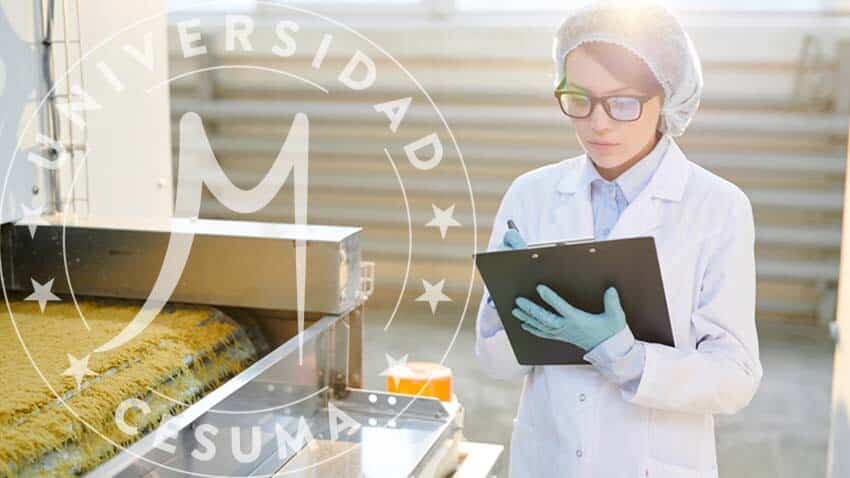 consultora de calidad revisando alimentos