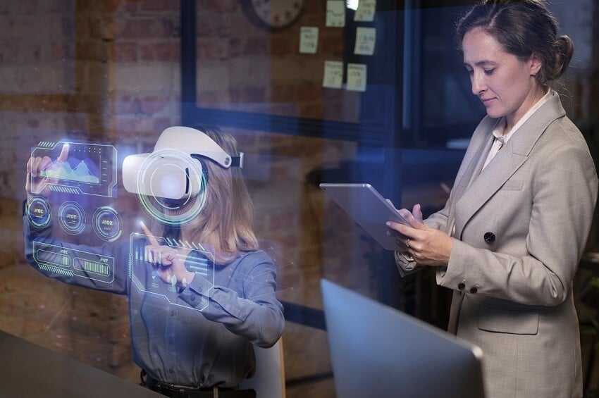 Maestrías y MBA especialista-probando-gafas-vr Salidas Profesionales de la Maestría en Inteligencia Artificial  