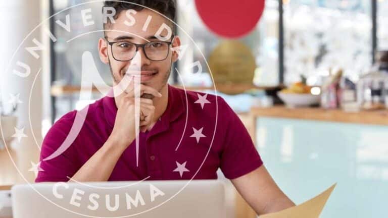 estudiante contento frente a su computadora