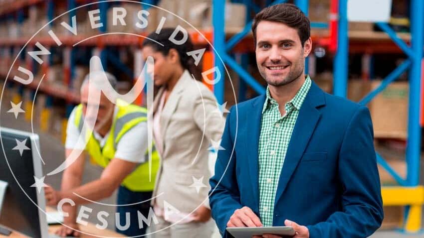 gerente de exportaciones e importaciones sosteniendo una tablet gerente de exportaciones e importaciones sosteniendo una tablet