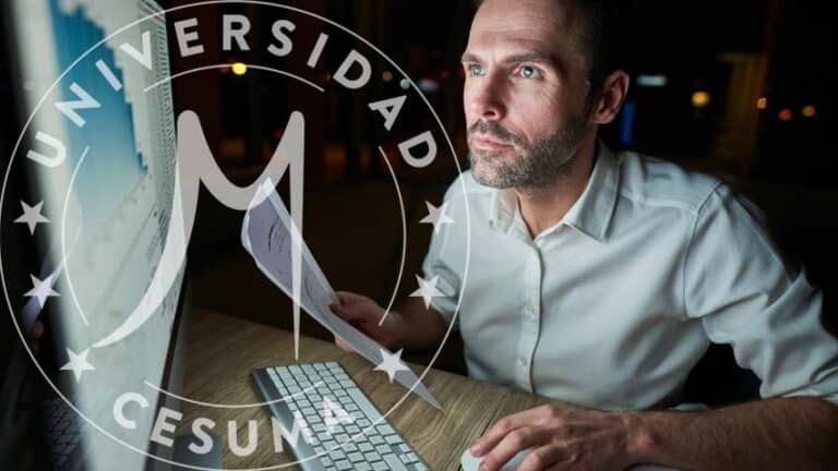 hombre concentrado con trabajando con datos en la computadora