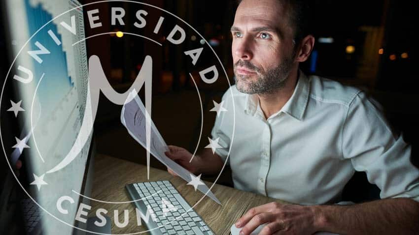 hombre concentrado con trabajando con datos en la computadora hombre concentrado con trabajando con datos en la computadora