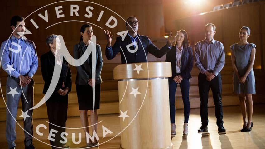 hombre dando un discurso frente a público hombre dando un discurso frente a público