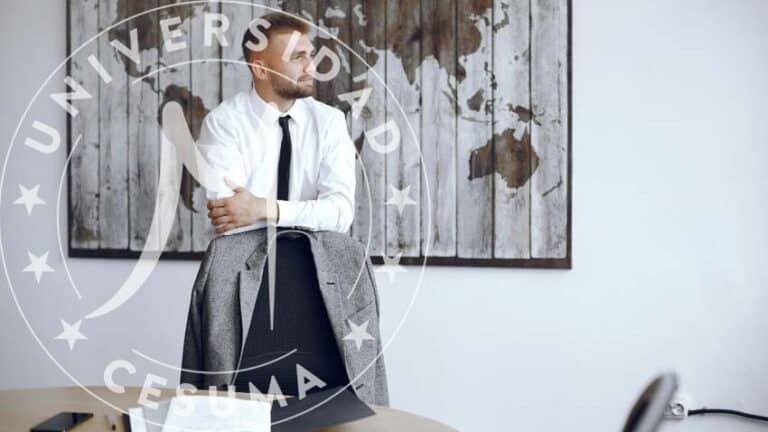 hombre de negociosque mira hacia otro lado