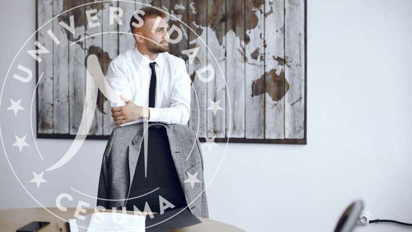 hombre de negociosque mira hacia otro lado