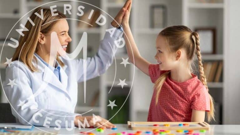 logopeda y niña celebrando una sesión de terapia