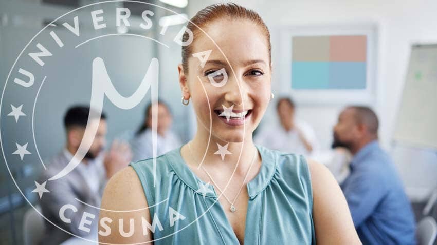 mujer sonriente, de fondo en junta mujer sonriente, de fondo en junta