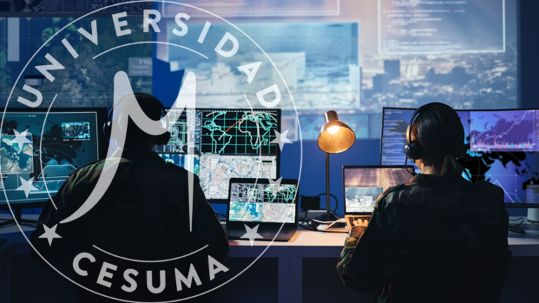 Sala de control militar, pantalla de ordenador y equipo con vigilancia