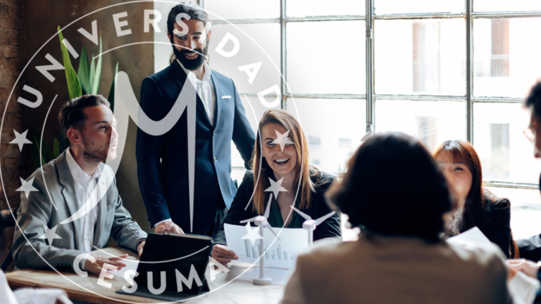 emprendedores dialogando sobre una nueva startup en energías renovables