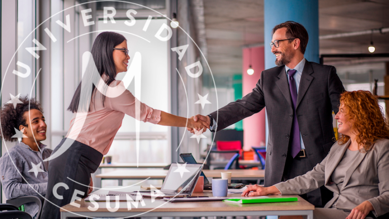 equipos de trabajo negocian con éxito, estrechándose las manos