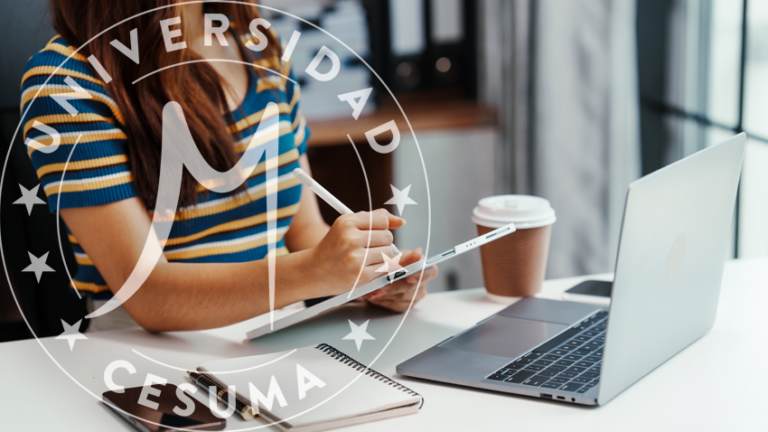 estudiante realizando licenciatura en negocios en línea