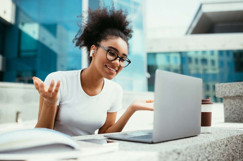 Maestrías y MBA estudiante-teniendo-videollamada-online Porqué estudiar una Licenciatura en Administración y Dirección de Empresas en línea  