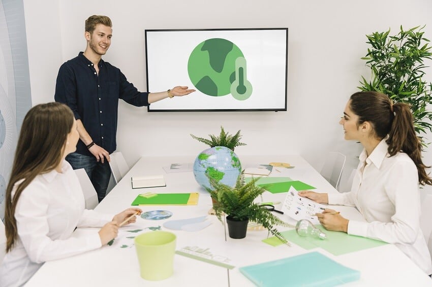 Maestrías y MBA feliz-hombre-negocios-dando-presentacion-sobre-calentamiento-global-sus-colegas-femeninos ¿Cómo abordar aspectos éticos y sostenibles en una Maestría en Negocios Internacionales y Comercio Exterior?  