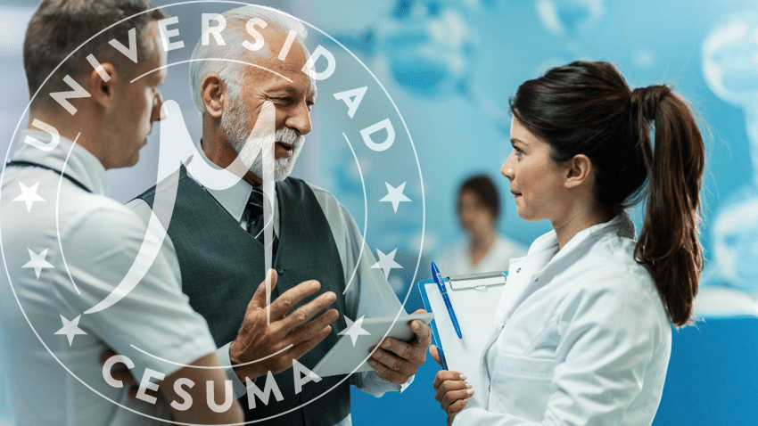 hombre maduro de negocios que usa una tableta digital mientras habla con trabajadores de la salud hombre maduro de negocios que usa una tableta digital mientras habla con trabajadores de la salud