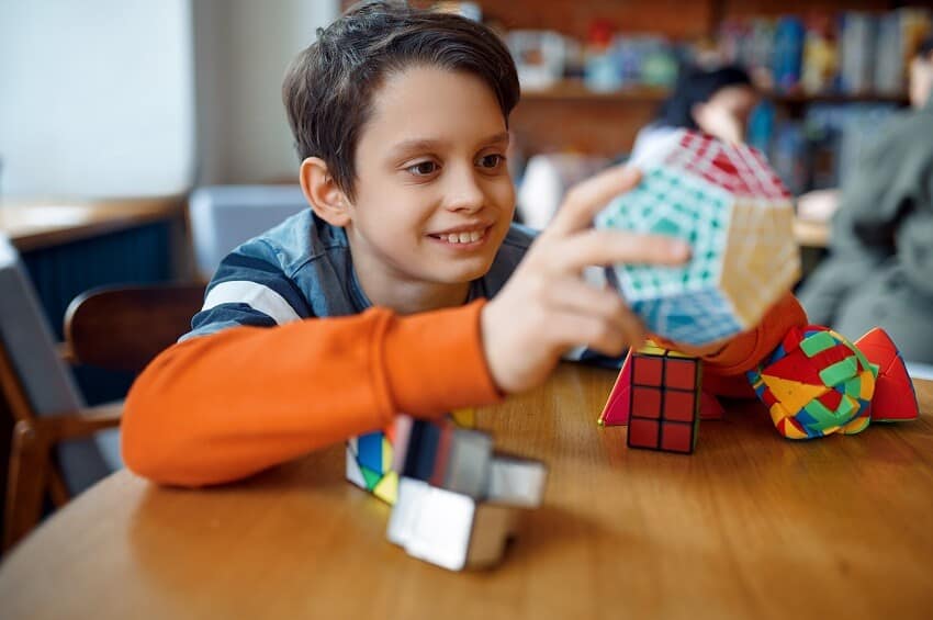 Maestrías y MBA nino-pequeno-jugar-con-cubos-de-rompecabezas-de-colores Salidas profesionales de la Maestría en Neurociencia y Educación  