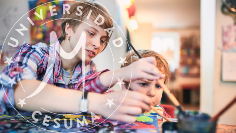 niño y profesor dibujando