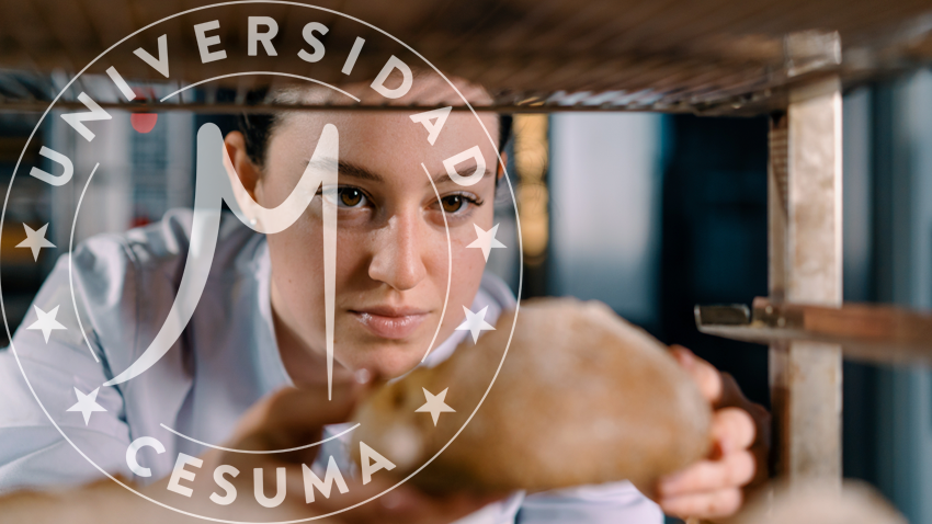 panadera revisa el pan recién horneado