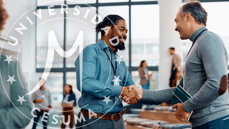 saludo de empresarios mientras asisten a un evento