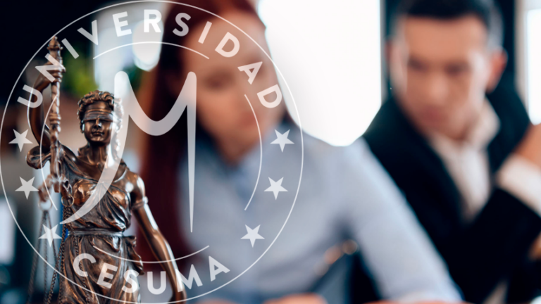 Abogados firmando y revisando documente