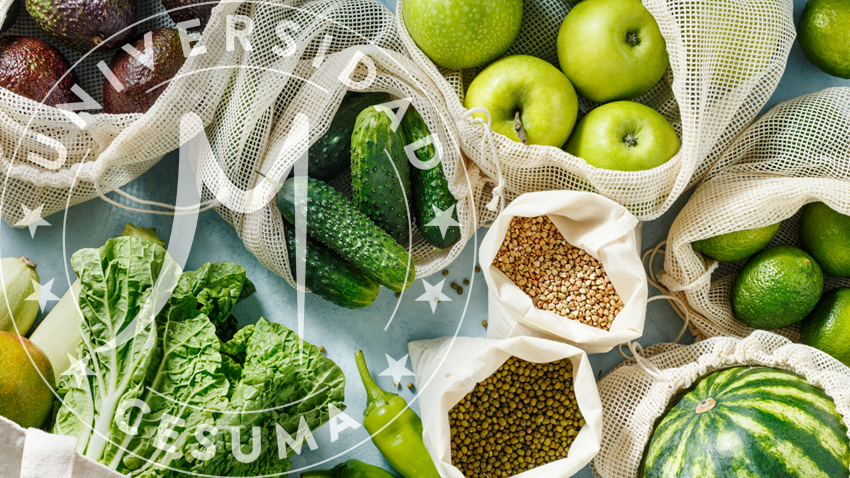 Diversas verduras, frutas y cereales en bolsas Diversas verduras, frutas y cereales en bolsas