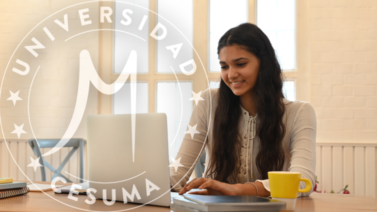 Estudiante universitario que está aprendiendo lecciones en línea