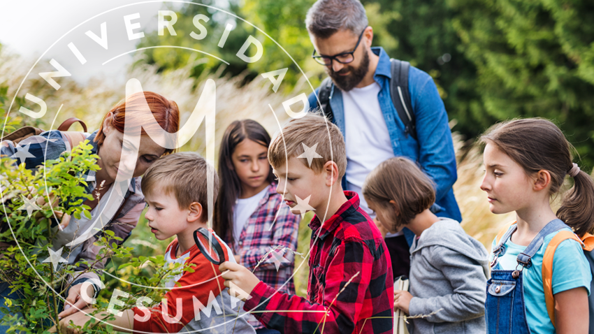 Grupo de escolares con profesor de excursión en la naturaleza, aprendiendo ciencias Grupo de escolares con profesor de excursión en la naturaleza, aprendiendo ciencias
