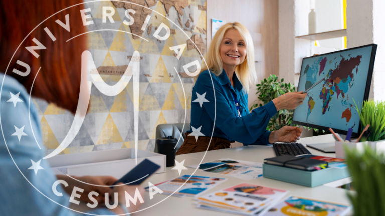 Mujer de vista lateral que trabaja como agente de viajes