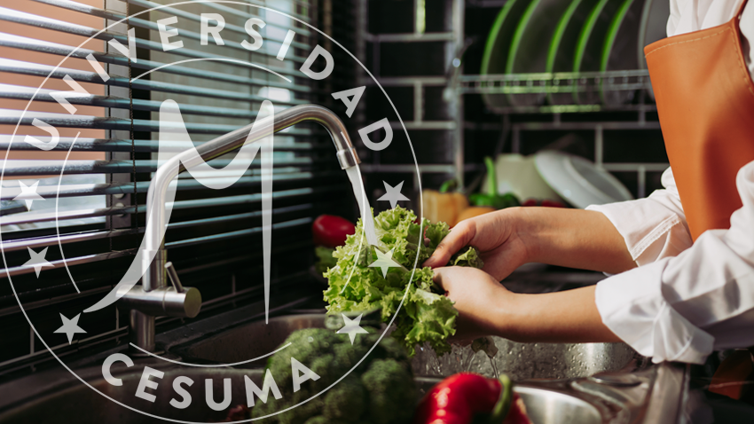 Mujer lavando verduras Mujer lavando verduras