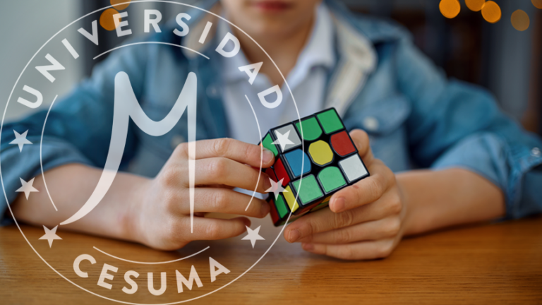 Niño tratando de resolver un cubo de rompecabezas