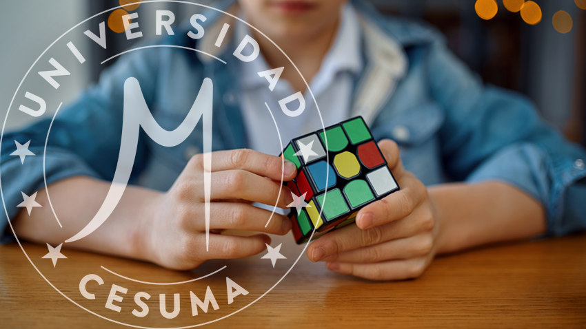 Niño tratando de resolver un cubo de rompecabezas Niño tratando de resolver un cubo de rompecabezas