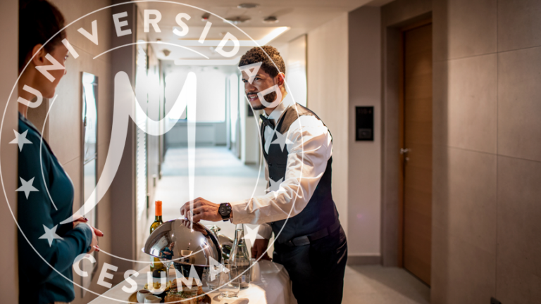 Personal masculino de servicio de habitaciones de hotel sirviendo bandeja a huésped de hotel