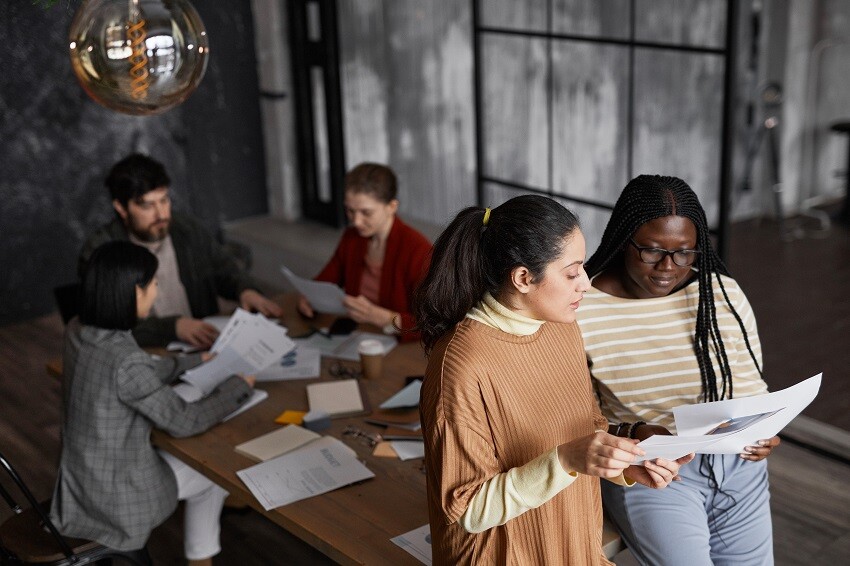 Maestrías y MBA Trabajo-en-equipo-empresarial-diverso Principios clave del trabajo en equipo  