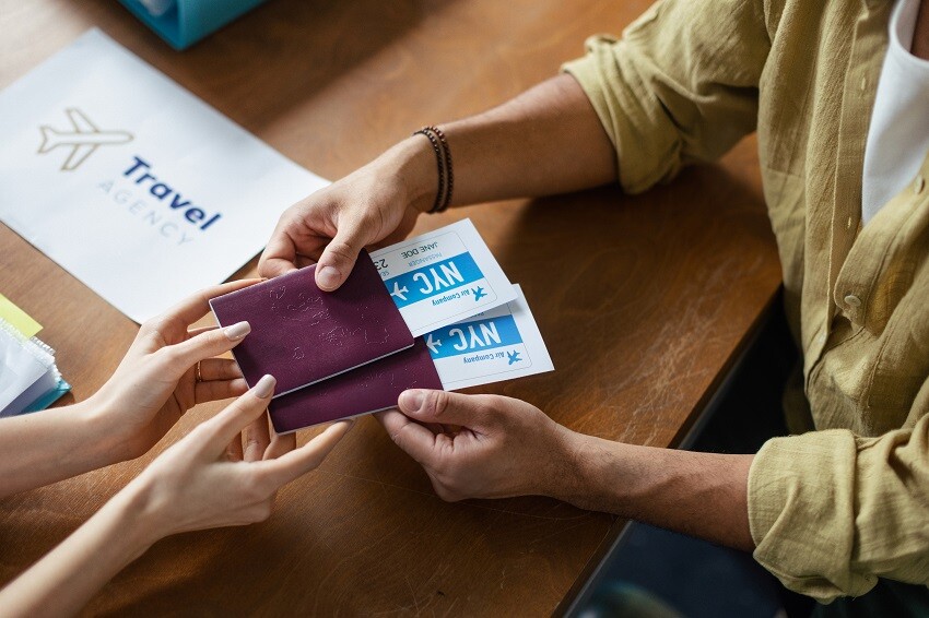 Maestrías y MBA Vista-superior-de-los-billetes-de-avion-en-la-agencia-de-viaje ¿Cómo gestionar una agencia de viaje?  