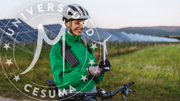 ciclista de pie frente a los paneles solares de una granja solar