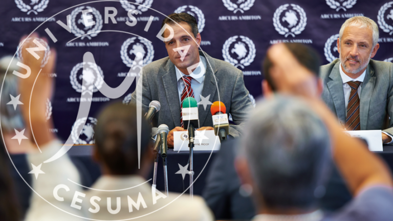 empresarios en una conferencia de prensa