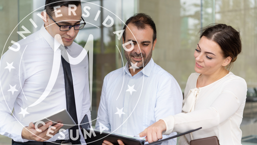 equipo organizando distribución de trabajo equipo organizando distribución de trabajo