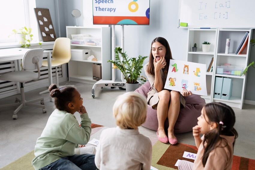 Maestrías y MBA mujer-joven-hacer-terapia-habla-ninos Logopedia en el sector educativo  