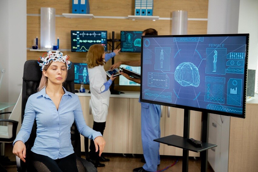 Maestrías y MBA paciente-que-escanea-cerebro-su-actividad-ve-pantalla-grande-auriculares-neurologia Cómo funciona la Programación Neurolingüística (PNL)  