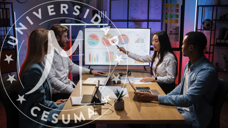 trabajadores debaten sobre el desarrollo económico de la empresa