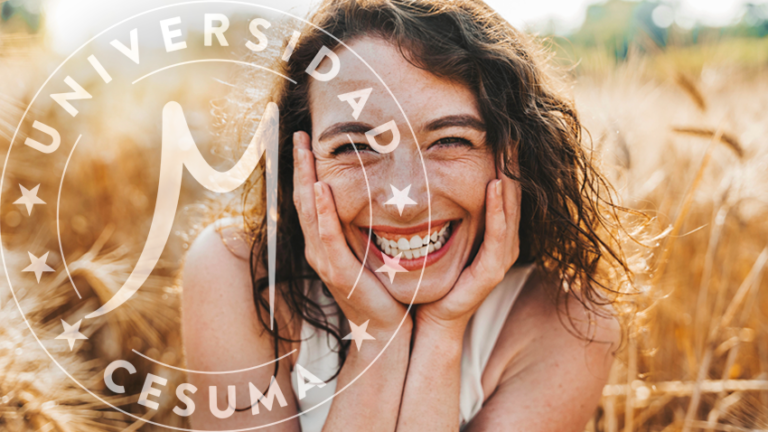 Hermosa mujer feliz sonriendo a la cámara en un campo de trigo