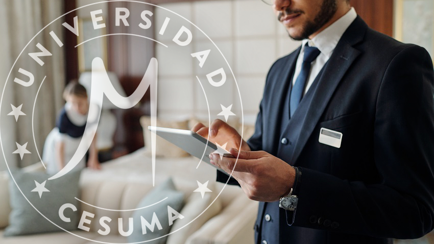 Joven y elegante gerente de hotel de lujo con tableta Joven y elegante gerente de hotel de lujo con tableta